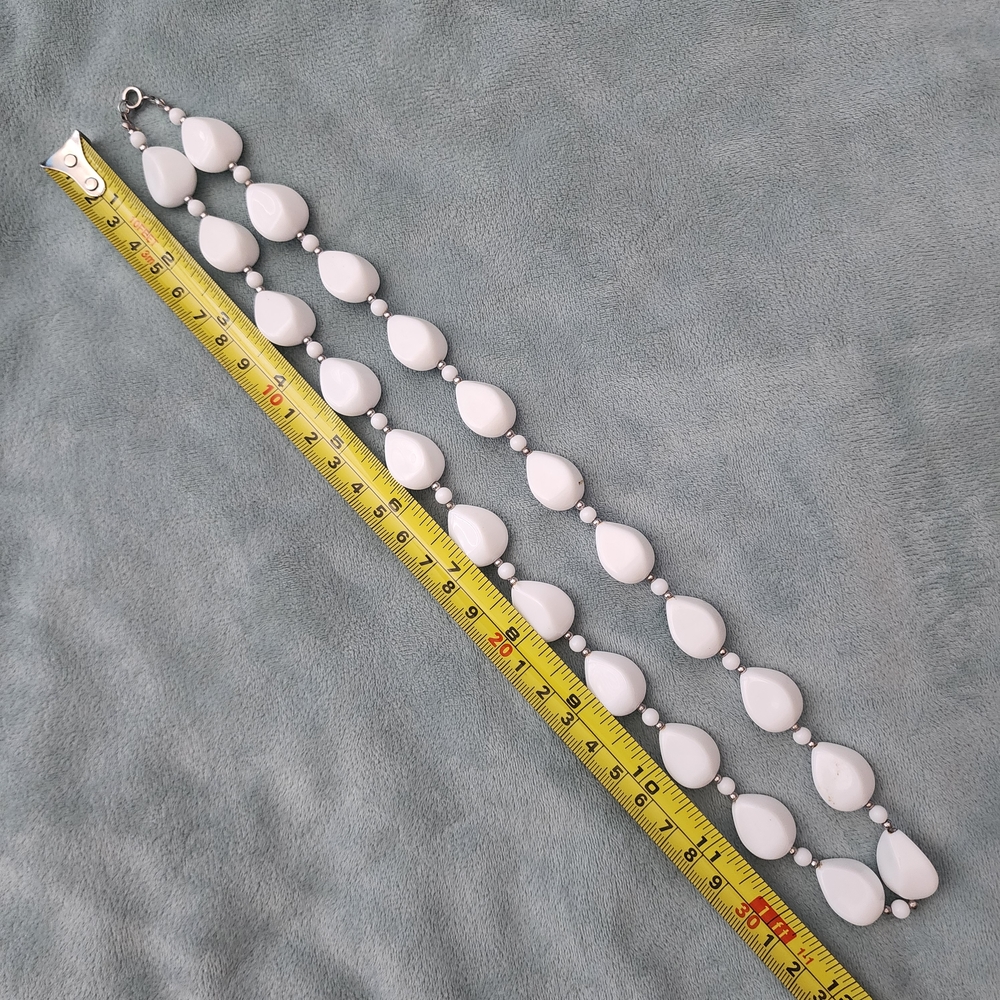 2 Elegant Chunky White Beaded Necklaces - Picture 4 of 6